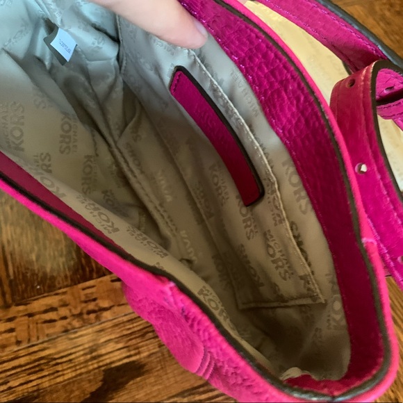 Micheal Kors pink leather crossbody bag - Picture 3 of 3